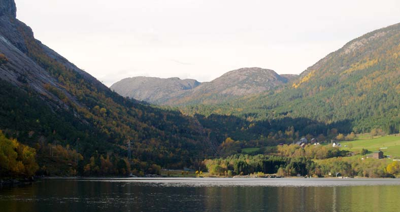 3. LANDSKAPSBILDE OG VERDIVURDERING 3.1 Førdedalen Fra Førdspollen, i enden av Ålfoten, går Førdedalen i øst- vestlig retning inn til Hjelmevatnet.