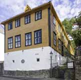6 Skolemuseet Holbergmuseet Skolemuseet ligger i Bergens gamle latinskole. Reist i 1706 er dette Norges eldste skolebygning. Som besøkende kan du kjenne på atmosfæren fra det 18. og 19.
