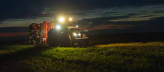 Standard- og tilleggsutstyr Standardutstyr: Tilleggsutstyr: LYSENE OG BETJENINGSELEMENTENE PÅ FENDT 900 VARIO Se bedre. Beveg mer. UTSTYRSVARIANTER Fendt 900 Vario. Kan gjøre mer. Gjør det bedre.