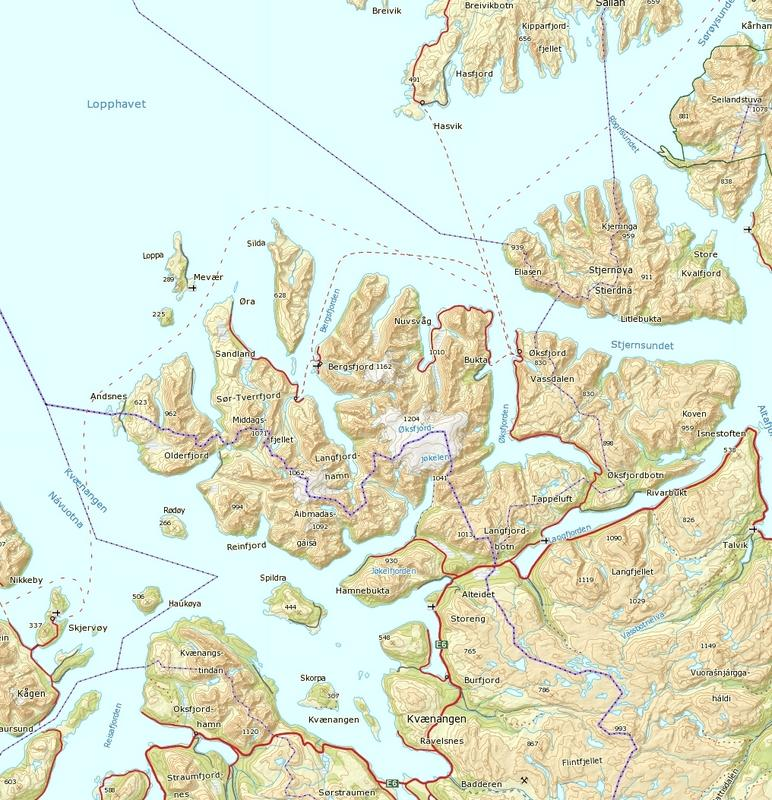 2 LOKALISERING OG DEMOGRAFI 2.1 Beliggenhet Helt vest i Finnmark, helt nord i Norge ligger en liten kommune, blant alpine fjelltopper, under mektige isbréer, langt ute i havgapet.