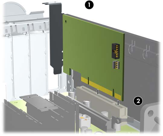 12. Hvis du skal installere et nytt utvidelseskort, holder du kortet rett over utvidelsessokkelen på systemkortet, og skyver deretter kortet mot baksiden av chassiset (1) slik at braketten på