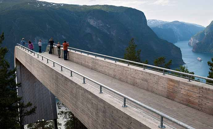 Spor fra vår tid: Nasjonale Turistveger 20. oktober, kl. 17.30 18.30 i Sal 1 22. oktober, kl. 13.00 14.00 i Sal 1 Foto: Jiri Havran Spektakulær arkitektur i storslått natur.