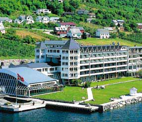 Det har alltid vore noko magisk ved Lofthus og Hotel Ullensvang! Sidan engelske cisterciensar-munkar frå Lysekloster ved Bergen tidleg på 1200-talet etablerte seg i bygda med kloster og fruktdyrking.