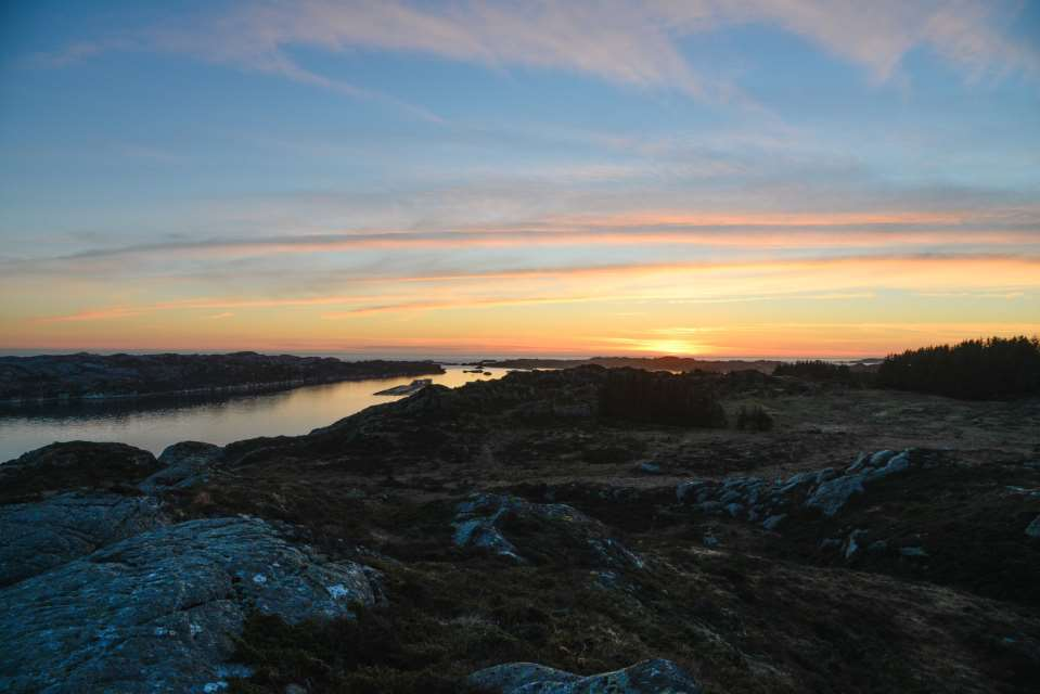 Lytting etter hubro o Hannen syng i februar mars o Høyrast på langt hald o Aktive