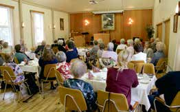 Vi følte oss velkomne lenge før leiaren i misjonen, Jorunn Finnøy, ønskte alle velkomne. Programmet fortsatte med flott song og musikk av Gudrun Longva og Hilde Gjengedal, begge frå Brattvåg.