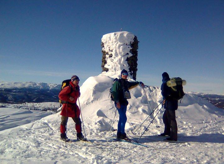 2. Tiltak og aktiviteter 2009 TRILLEMARKA-ROLLAGSFJELL NATURRESERVAT igjennom rutiner, rammer og prinsipper for forvaltningen. Deler av forvaltningsstyret på Vardefjell Foto: T.