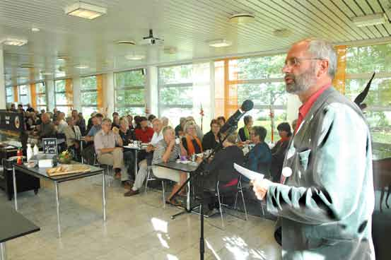 Inge Fornes tiltrådte som administrasjonssjef 1. september 2008. Her presenterer han seg for det første allmøtet i Fylkets Hus. gen med de ansattes organisasjoner ble økt.