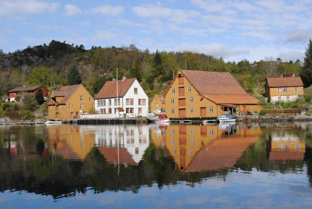 0 medfører kryssing av Rugsundstraumen i to spenn via en mast på Storøya, og vil medføre relativt store landskapsinngrep med ryddegate som kan virke dominerende i et såpass lite landskapsrom, selv om