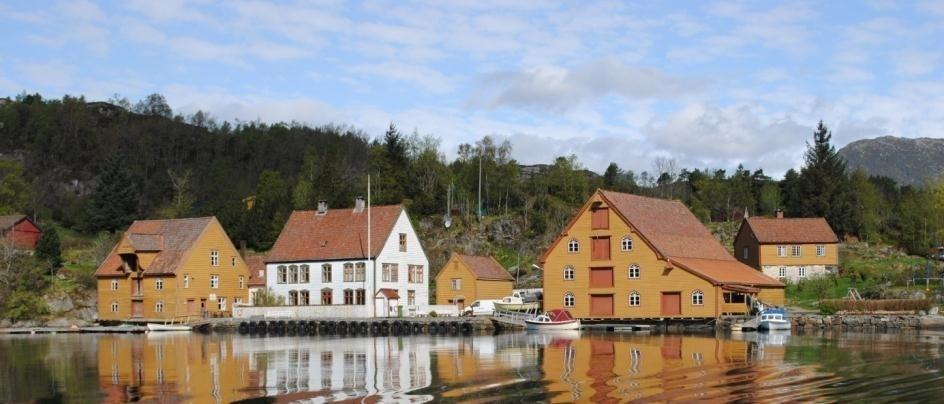 Rugsundet har vært seilingsled i uminnelige tider. Sundet er trangt og full av skjær, men var den korteste veien fra Nordfjord til Bergen.