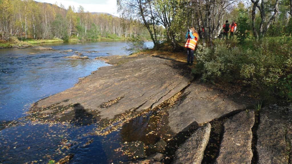 skjæring sør for Kråkmo. Kompetent berg med stor sprekkeavstand.