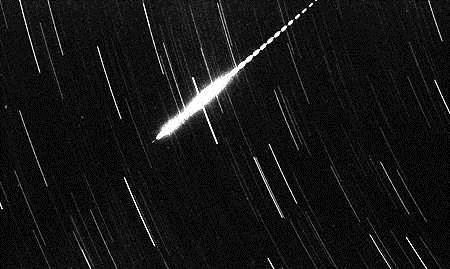 Fart og mengde Jordas hastighet i banen er 30 km/s. Meteorene kommer inn med hastigheter på 10-70 km/s avh. av vinkelen.