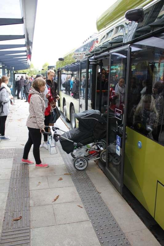 I bysentrum skal avstanden mellom holdeplasser være mindre enn utenfor sentrum. Holdeplasser skal være romslige og oversiktlige med fast belegg og god belysning.