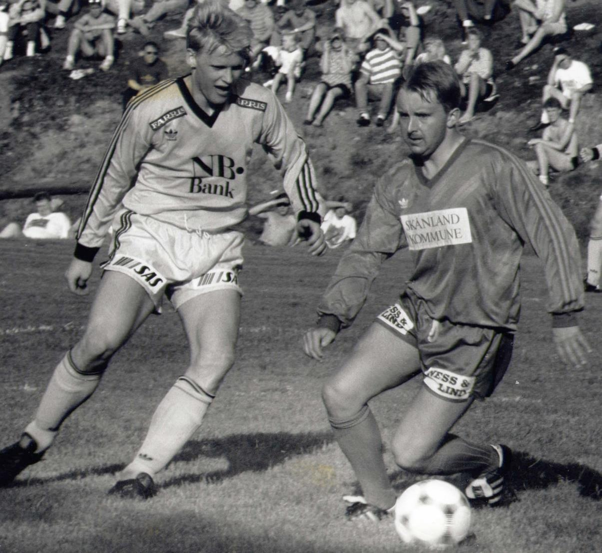 Seriekamper 1967-2016 Spilleren med flest seriekamper for Grovfjord IL, Agnar Christensen, i kamp mot Bodø/Glimts Tom Kåre Staurvik i cupkamp på Sletta i 1992.
