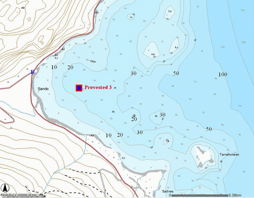 LOKALITETEN SANDEBUKTA Denne bukta ligger nordvest i Åptafjorden (jf. figur 1). Her er fjorden på sitt bredeste (ca 2,5 km). Sandebukta er relativt langgrunn.