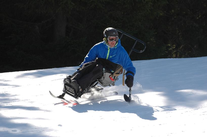 Utstyr og spesifikasjoner for Glide med 1 eller 2 ski Utstyr: Justerbar demper med 10 cm vandring. Glide bindingsystem for ski; biskivariant og monoskivariant.