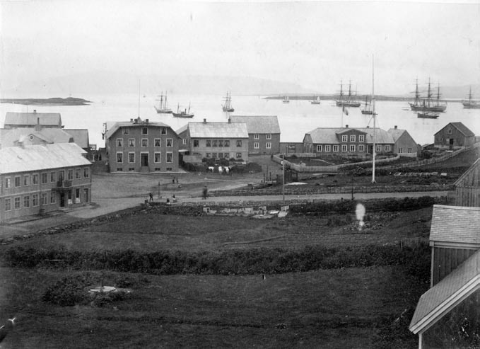 Öld um sam an reru Reyk vík ing ar til fiskjar frá Reykja vík ur sandi, nokkurn veg inn þar sem Hafn arstræti ligg ur núna. Upp af Gróf inni, vest asta hluta Reykja vík ur sands, voru á 18.