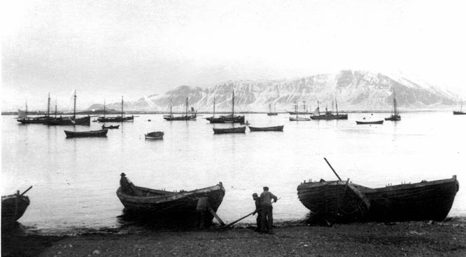 Þetta var sam þykkt í hafna rnefnd en áður en til þess kom barst bæj ar yf ir völd um bréf frá kaup mönn um og versl un ar stjór um bæj ar ins þar sem þeir fóru þess á leit við hafn ar nefnd og bæj