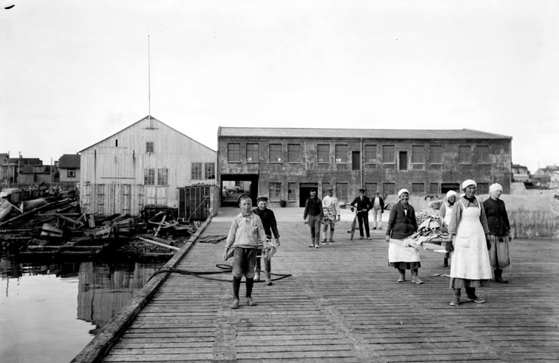 Fiskburður á Hauksbryggju um eða upp úr 1920. Hauksbryggja var fyrir vestan Slippinn en er nú löngu horfin.