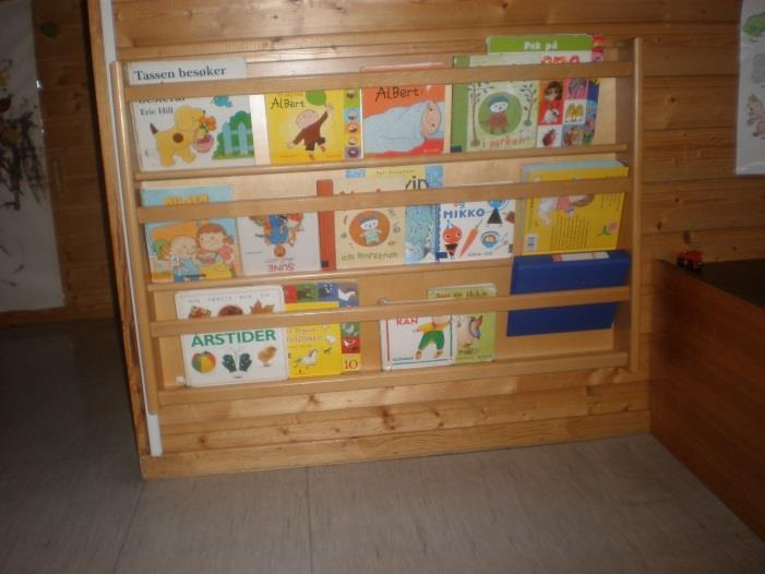 Barna er svært glade i å sjå i og «lese» bøker, og vi har plassert bokhylla slik at bøkene er tilgjengelege for barna når dei ynskjer det. Vi har laga «bok» med bileter av barna på avdelinga.