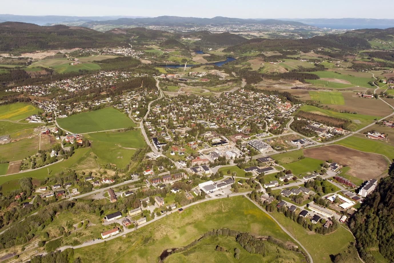 Klæbu sett mot Trondheim. Foto: Trondheim kommune En balansert kommuneøkonomi Utviklingen av norsk økonomi det siste året viser en merkbar nedgang i aktivitetsveksten.