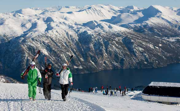 Stranda Skisenter Innhald Velkomen... 2 UNESCO Verdsarv... 6 Nasjonal turistveg...10 Turistinformasjonar...11 Attraksjonar... 12 Verdsarvfjordar... 12 Fossar... 13 Utsiktspunkt/turistveg.