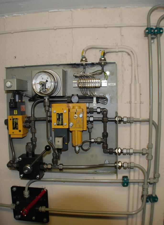 Venstre bilde i Figur 23 viser en av generatorkjølerne på statoren i Litjfossen kraftverk. Figur 23: Generatorkjøler til venstre og bremsetavle generator til høyre. 6.5.