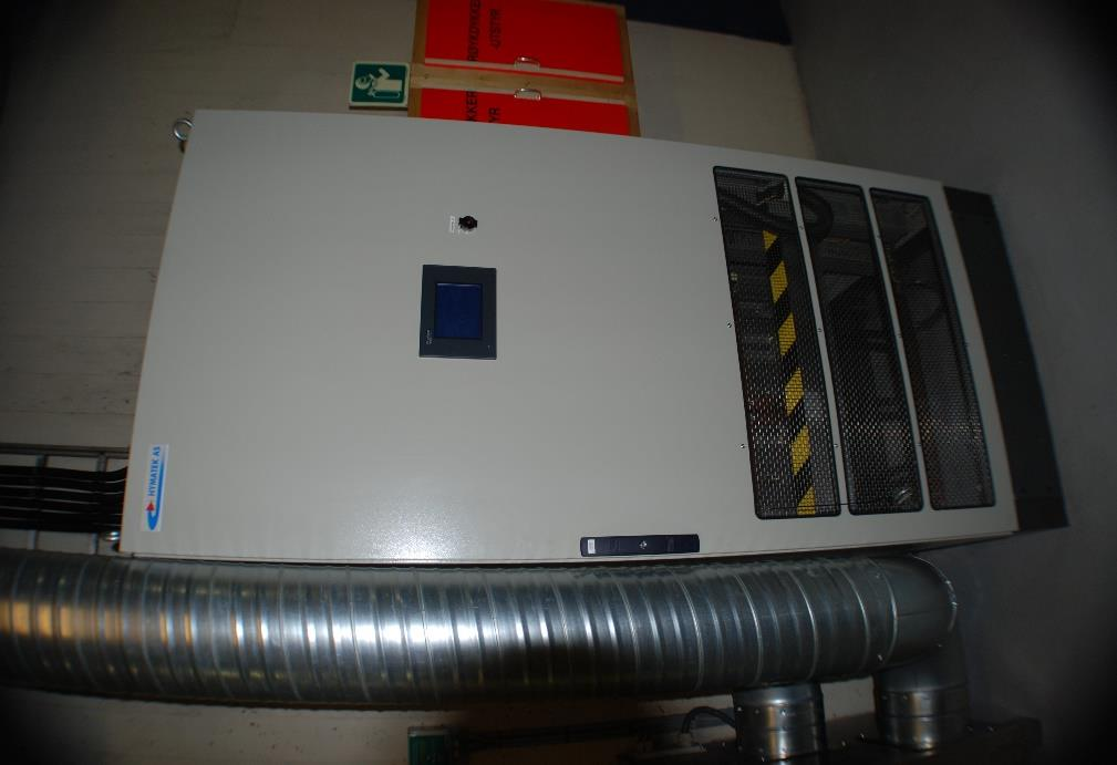 6.7.1 Spenningsregulator Spenningsregulatoren (magnetiseringsutrustning) måler kontinuerlig spenningen på generatoren og registrerer forskjell i spenningsfallet ved varierende last.