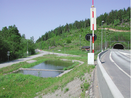 rensemetoder- dimensjonering og anleggsteknisk utforming :: Vannbeskyttelse i vegplanlegging og vegbygging Figur 6.26. Basseng for rensing av vaskevann fra tunnel (E6 Vassum i Akershus).