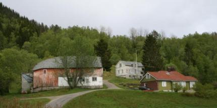 Garden hadde og ansvar for ein telefonstasjon frå 1918. Det skal være ein gravhaug nordaust for tunet på bnr. 1 (Askeladden id. 64094).