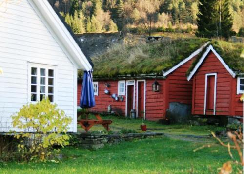 Då eigde presten i Førde og kyrkja kvar sin part i garden. Bergen Kalvskinn fortel og at det stod eit kapell på Via.