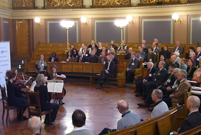 (fra Polen ved presidentfruen og Frankrike ved kulturminister Mitterand), men også interessante faglige innlegg, bl.a. ved ett av Marie Curies barnebarn (professor Hélène Langevin- Joliot).