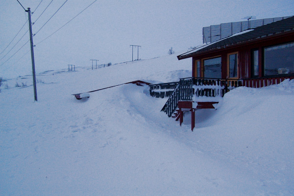 Dessuten danner terrenget mot vinden en slak skråning som naturlig samler snø og som gjør det vanskelig å montere snøskjermer. 1 2 Figur 3.1.2.1 Boligfelt i særlig værhardt område.