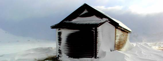 2.2 Fjellhytte med lefonn, lofonn og sidefonn, vindretning fra venstre (Finse, Hordaland). Foto: Byggforsk Figur 3.2.2.3 viser et område på Finse på Hardangervidda.