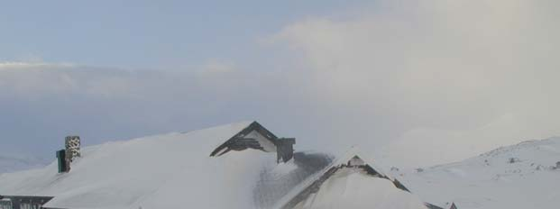 Lokale lesoner til en bygning vil som oftest samle snø i snøfonner. Et eksempel er nivåforskjeller på tak. Figur 3.2.