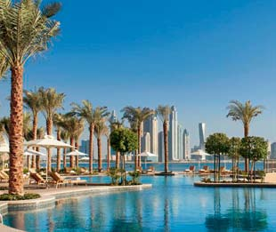 JUMEIRAH BEACH Fairmont The Palm 5* Lux Hotel je prikladno nazvan po najvećem veštački izgrađenom ostrvu u obliku palme Dubai Palm Jumeirah, na kojem je i smešten.