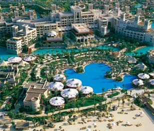 Smešten je na privatnoj peščanoj plaži u neposrednoj blizini Wild Wadi akva parka i čuvenog tržnog centra Mall of the Emirates u okviru koga je i Ski Dubai.