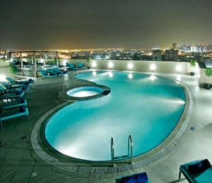 Auris Plaza Hotel 5* Novootvoreni ekskluzivni Wayout club hotel Auris Plaza (otvoren u aprilu 2012 godine) je centralno lociran, u Al Barsha oblasti, na nekoliko minuta hoda od