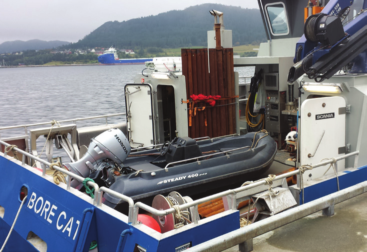 Geoteknikk gunnboring sjø_ Bore Cat Tema Grunnundersøkelser Båten er utstyrt med 4 anker som strammes inn med hydrauliske vinsjer.