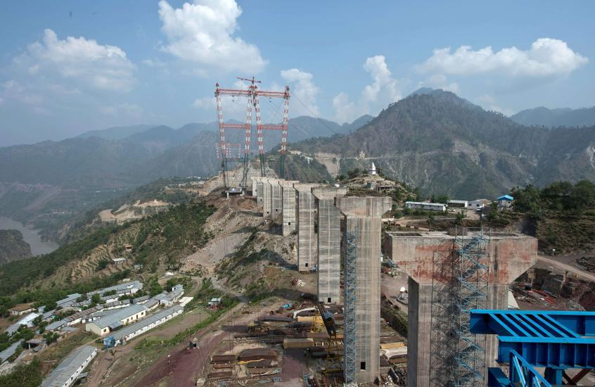 Det blir bruket 25 000 tonn stål til å bygge den 1315 meter lange bruen. Bruen blir antagelig bygd ferdig i desember 2016.