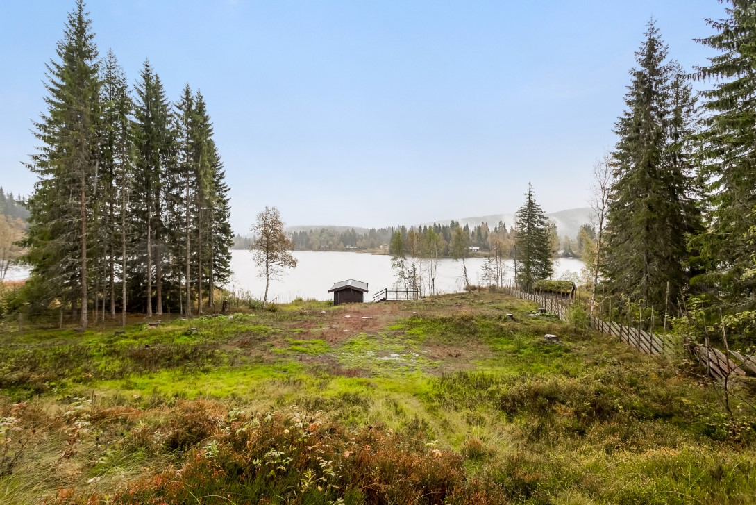 Bildet viser også landgangen samt sjøterrassen.