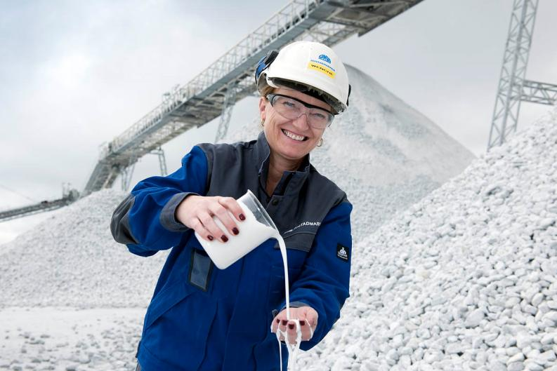 Oppgave 4: ( logistikk og lagerkostnader ) Hustadmarmor AS i Elnesvågen er en bedrift som leverer slurry