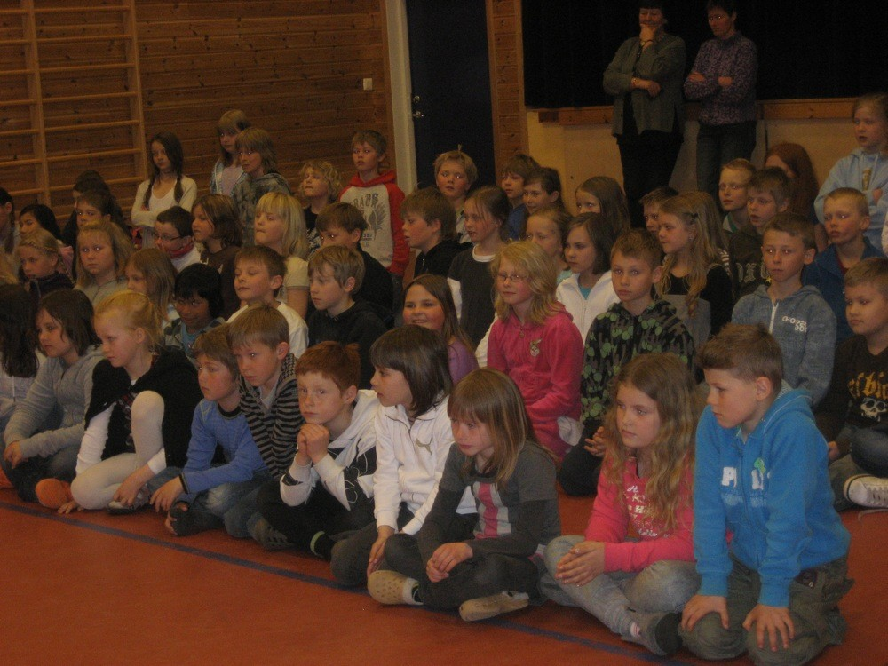 15 på Ringvoll og deretter ble alle kjørt hjem igjen. Programmet var likt på alle skolene og «Teddyen min», «Gartnerløkka» samt «Gammel Jegermarsj» var populære innslag.