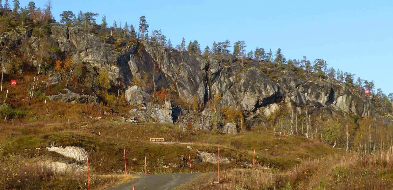 2 Grunnforhold og observasjoner 2.1 OMRÅDEBESKRIVELSE Området som er kartlagt ligger i Karlstadskogen sørøst for Setermoen.