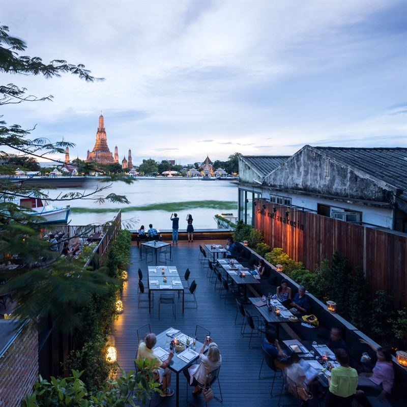 Sala Rattanakosin en restaurant ved elvebredden med terrassebar Sala Rattanakosin byr på noe av den mest storslåtte utsikten over Bangkok som overhodet er mulig.