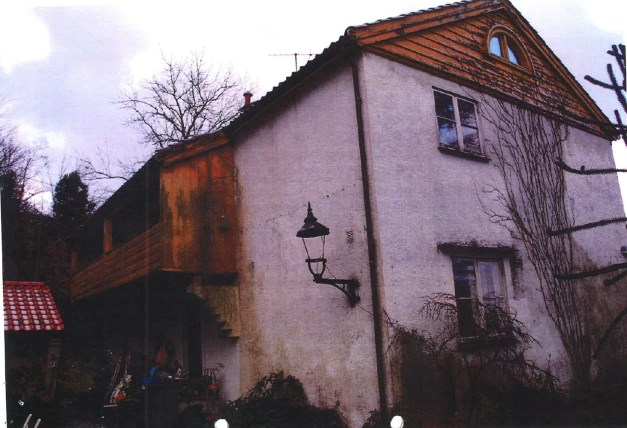 Tomten er per i dag så gjengrodd med vegetasjon at hagen til dels er vanskelig tilgjengelig, utsikten er redusert og fra vegen ligger huset mer eller mindre skjult.