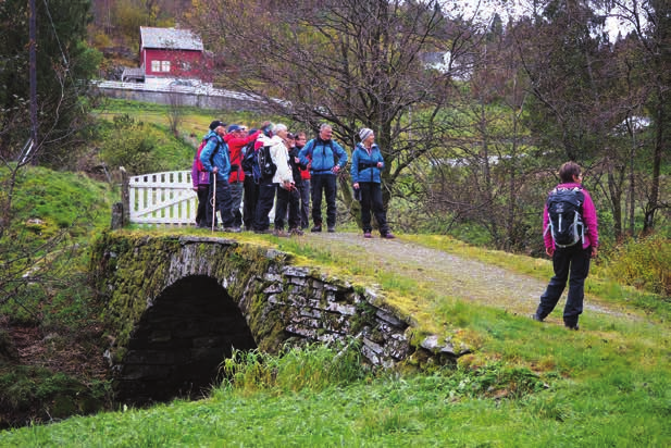 com Hageland Knarvik kl. 9.00 eller Båtaleitet kl. 10.00 Fottur - middels krevjande. Ingen påmelding. 15.