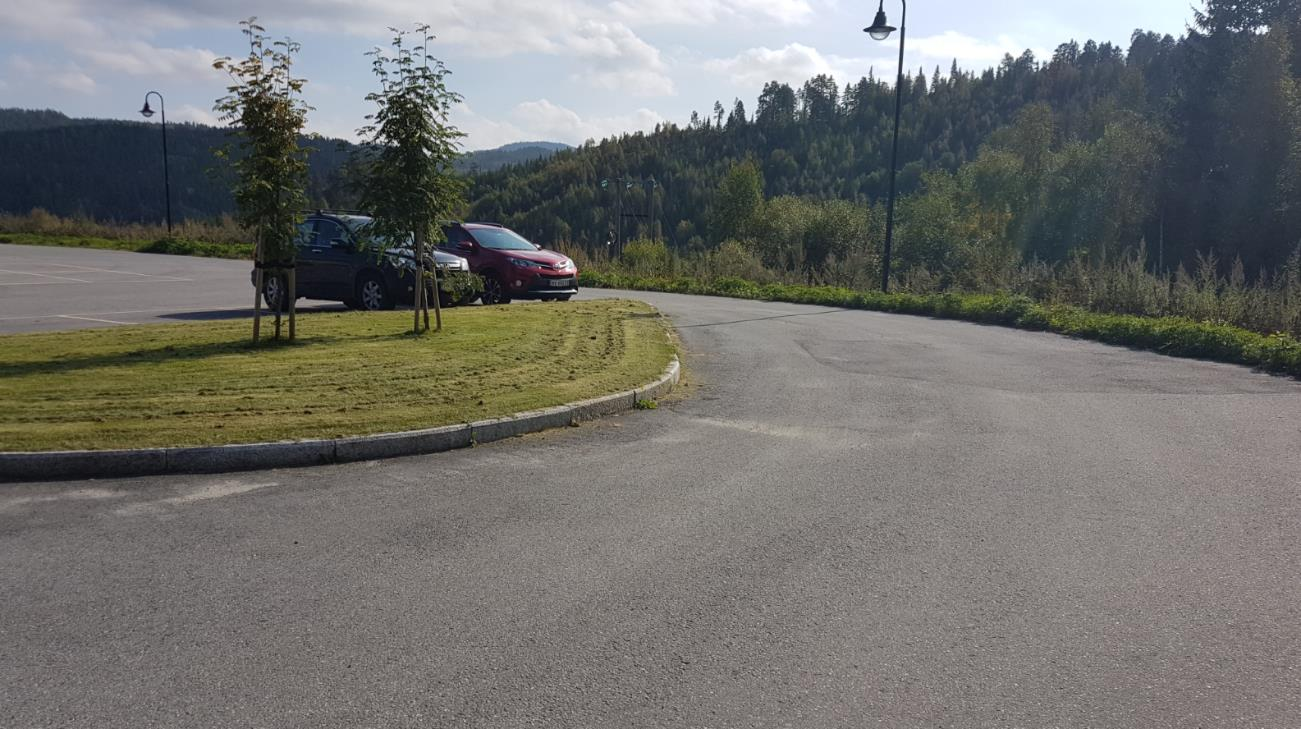 Denne parkeringsplassen må fjernes Her må trafikkdeleren reduseres Figur 22 Parkeringsplass som må fjernes For å bøte på problemet med ulovlig parkering av store kjøretøy og tilhengere, bør det som