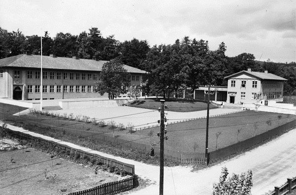 BERG SKOLE 9/12 5 Bjørkerekken langs John Collets allé 5.