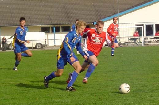 Mye av årsaken til dette kan ligge i at jentene går direkte fra Jente 16 til seniorfotball på grunn av at det ikke er noen juniorserie for jentene. Herrer 3.