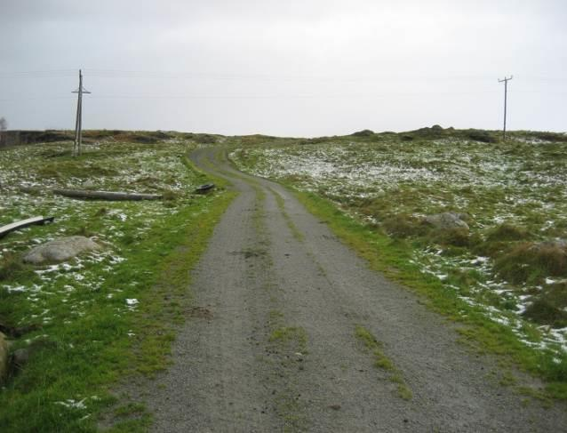 Konflikter: Traktor- og adkomst trafikk. Går gjennom tun ved Tunheim. Det vil medgå litt dyrka mark. Deler av traseen vil komme i konflikt med eksisterende steingarder.